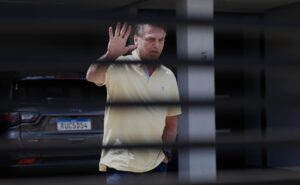 EFE | Sin celular y visitas solo de familia: Las reglas de la prisión domiciliaria de Bolsonaro – AlbertoNews