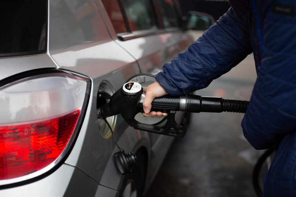El IPC se dispara al 3,3% en marzo por los carburantes, pero la inflación subyacente aguanta en el 2,7%
