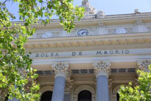El Ibex 35 acaricia los 17.100 puntos tras abrir con una subida del 1%, con el petróleo a la baja | europapress.es