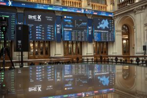 El Ibex 35 se hunde más de un 3% en la apertura y pierde los 17.000 puntos con el crudo y el gas disparados | europapress.es