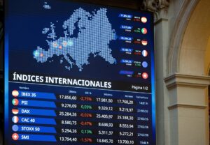 El Ibex 35 se sitúa por debajo de los 16.900 en la media sesión, con la volatilidad de Irán de fondo | europapress.es