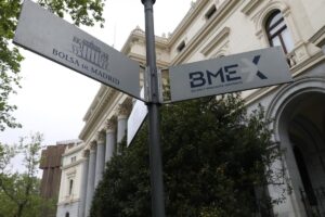 El Ibex 35 sube un 2,3% en la apertura y recupera los 17.000 puntos con el crudo Brent en los 90 dólares | europapress.es