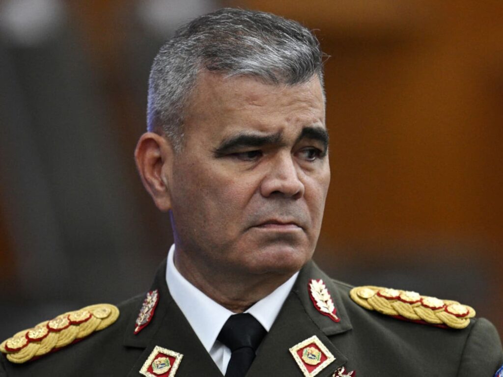 El Mundo: La caída del general Padrino López profundiza el desmontaje del madurismo