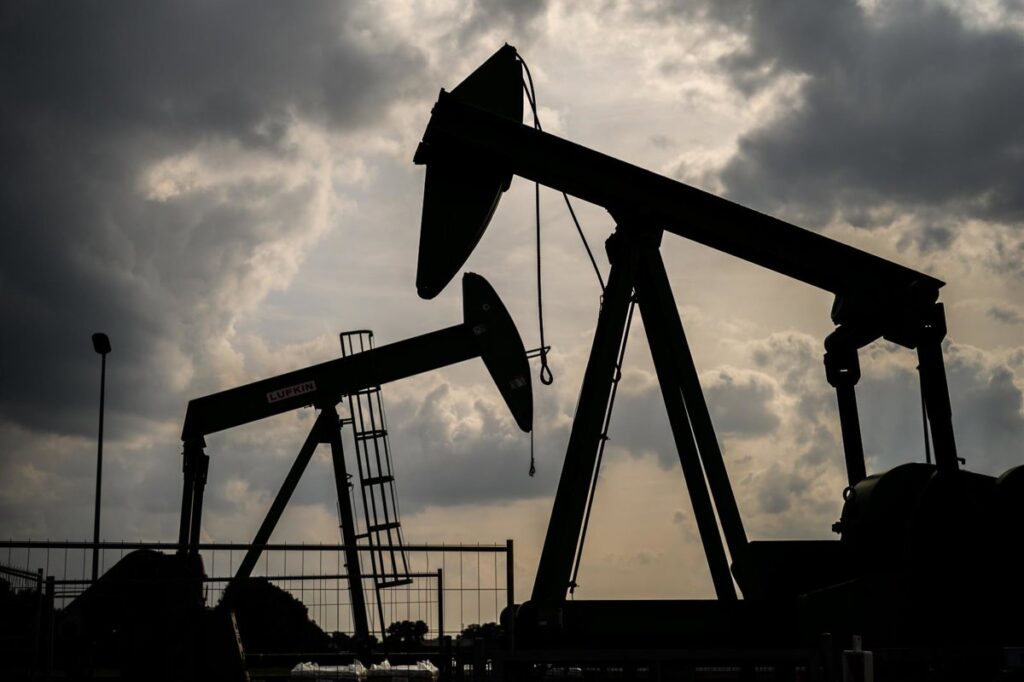 El barril de petróleo se desinfla y baja de 100 dólares tras el G7
