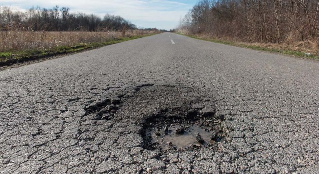El betún sube un 50% por la guerra y pone en peligro el plan andaluz de asfaltado de carreteras de 140 millones