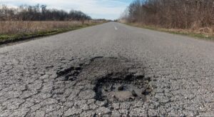 El betún sube un 50% por la guerra y pone en peligro el plan andaluz de asfaltado de carreteras de 140 millones