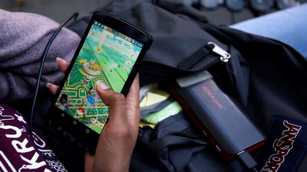 El extraño caso de los jugadores de "Pokémon Go" que ayudaron a los robots que reparten pizza
