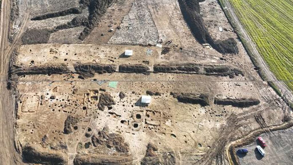 El país que iba a hacer una autopista y terminó desenterrando una ciudad de hace 2000 años con oro y joyas