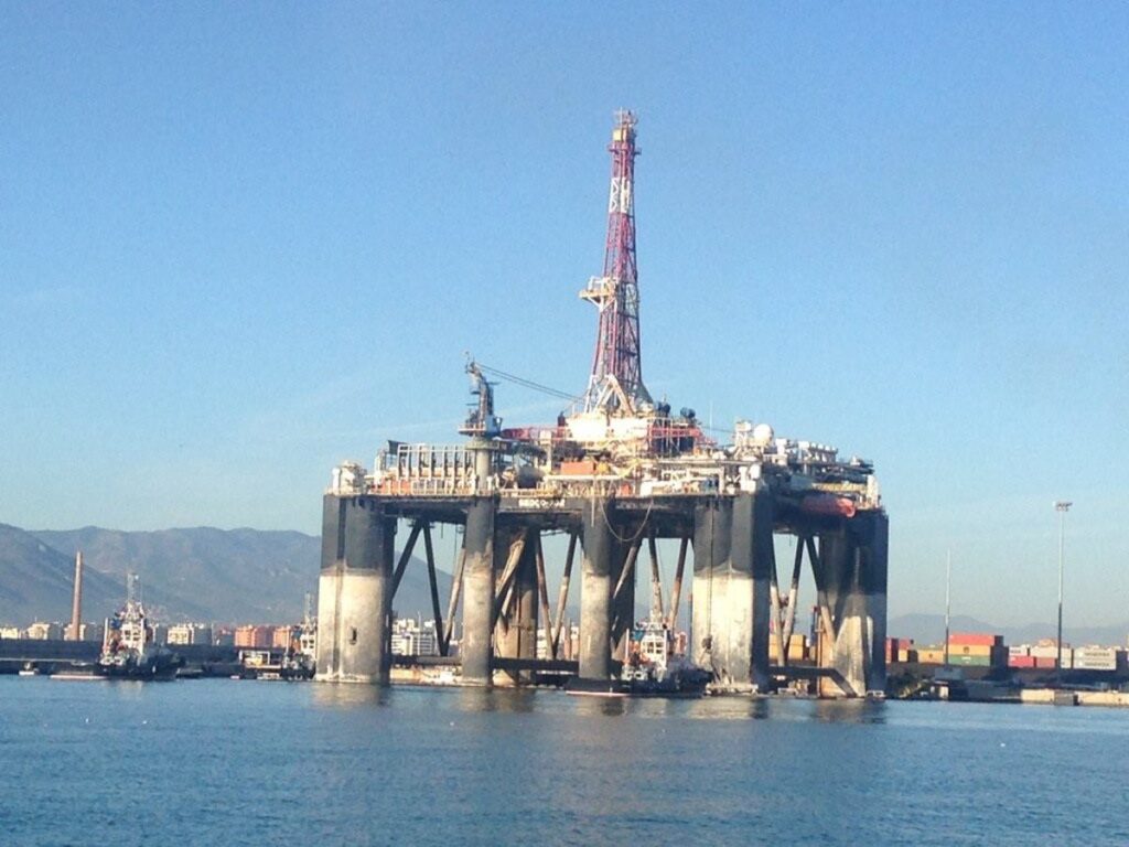 El precio del petróleo se modera hasta los 108 dólares, con las Bolsas europeas apuntando a ganancias