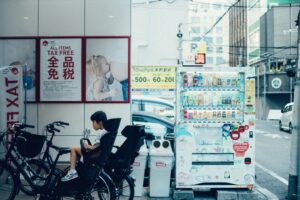 El problema de Japón no es que esté dejando de tener bebés a una velocidad récord. Es que lo hace 17 años antes de lo que debería