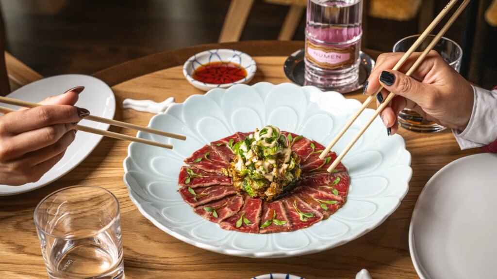El restaurante madrileño de cocina japo-latina que estrena un menú ejecutivo por menos de 30 euros