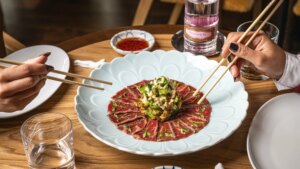 El restaurante madrileño de cocina japo-latina que estrena un menú ejecutivo por menos de 30 euros