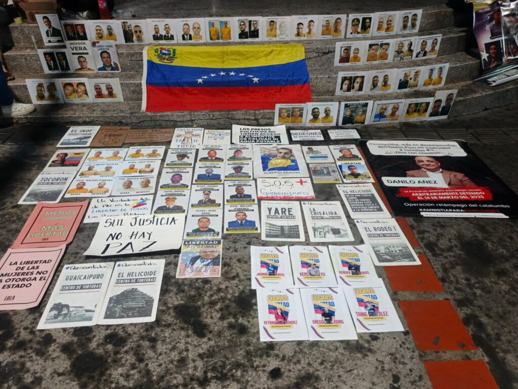 El tiempo corre y la libertad de presos políticos no llega: Familias llevan 77 días de vigilia frente a El Helicoide