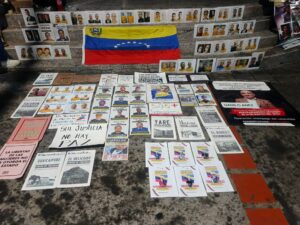 El tiempo corre y la libertad de presos políticos no llega: Familias llevan 77 días de vigilia frente a El Helicoide