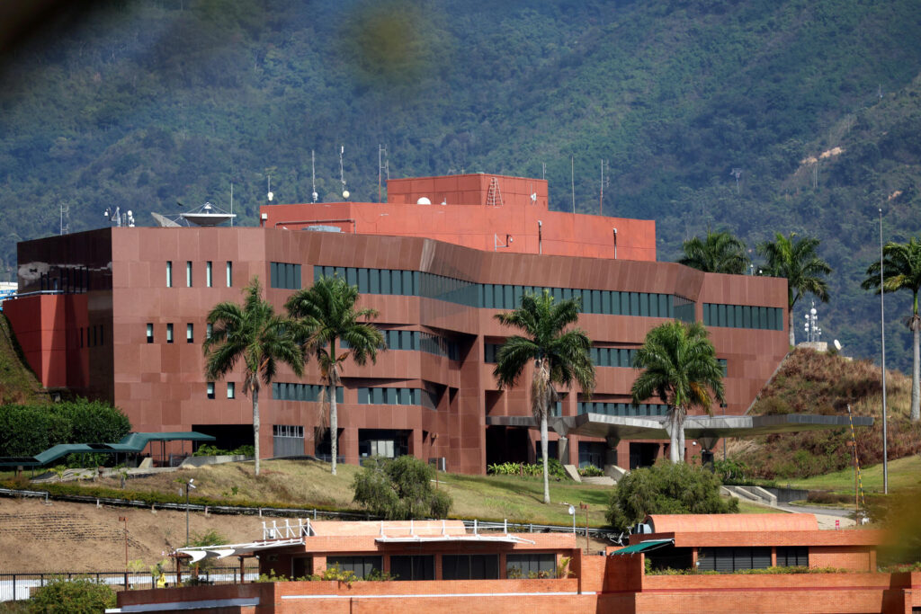 Embajada de EEUU en Venezuela reabre formalmente mientras avanza el plan de Trump