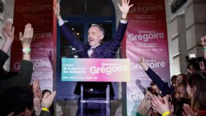 Emmanuel Grégoire toma posesión como alcalde de París en sustitución de Anne Hidalgo | elperiodico.com