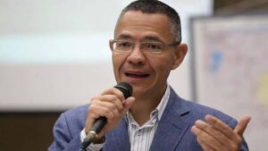Ernesto Villegas retira su postulación a la Defensoría del Pueblo
