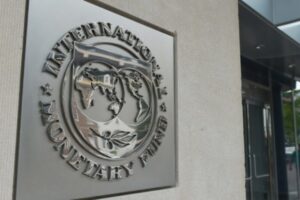 FMI: Si el petróleo se mantiene en más de US$100, inflación global incrementaría hasta dos puntos