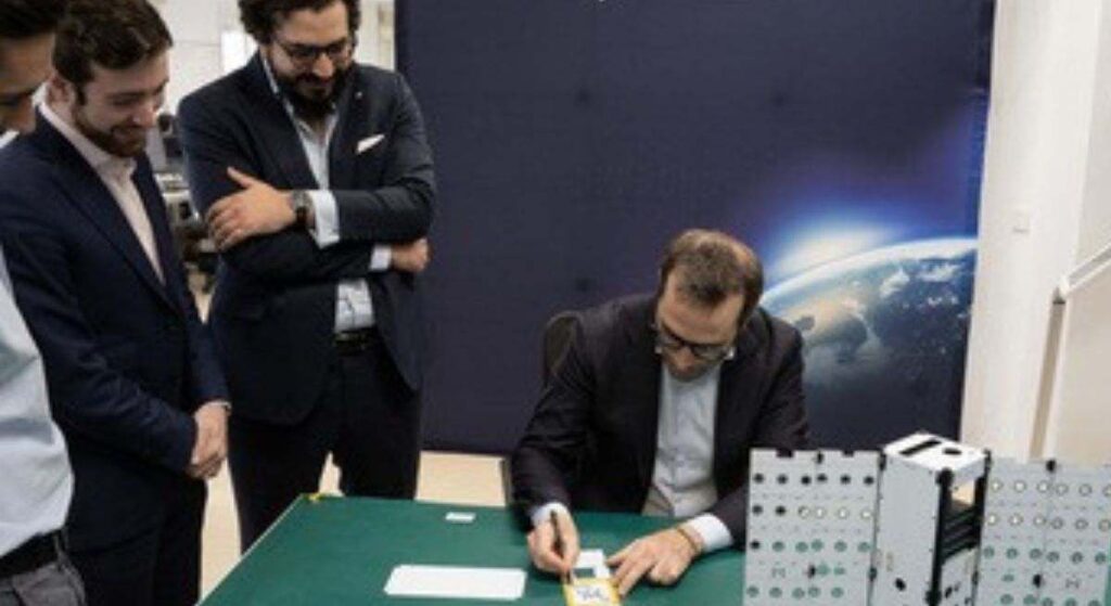 FOSSA Sytems lanza hoy su satélite número 25, firmado por el vicepresidente del Gobierno Carlos Cuerpo
