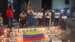 Familiares de presos políticos cumplen 77 días en vigilia en El Helicoide: “No son solo cifras o expedientes, son vidas y familias enteras que siguen de pie “ – AlbertoNews