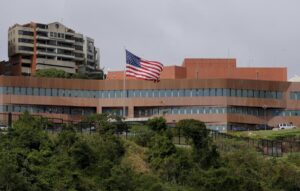 Familias de presos políticos entregaron peticiones a Laura Dogu en la Embajada de EEUU en Caracas
