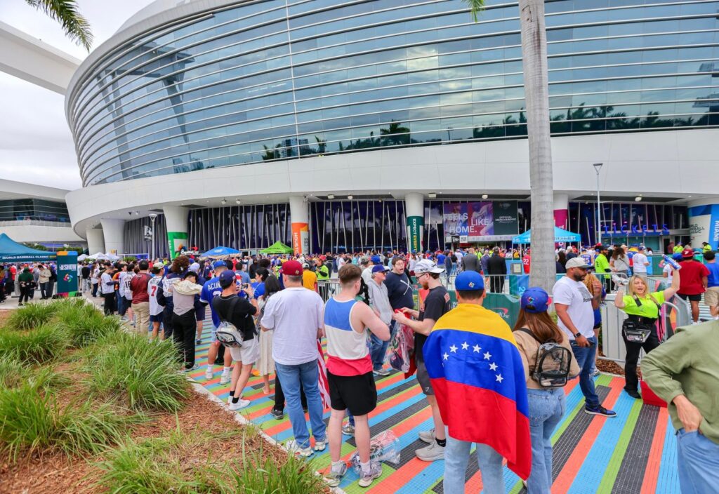 Fanaticada venezolana abarrota estadio en Miami para apoyar a selección en final del Clásico Mundial de Béisbol