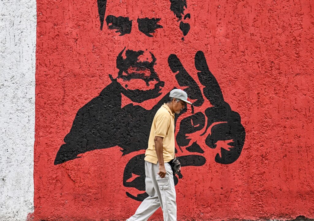 Figura de Maduro desaparece en Venezuela mientras está preso