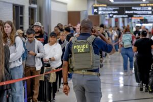 Filas de hasta cuatro horas y falta de personal colapsan aeropuertos en EE.UU.