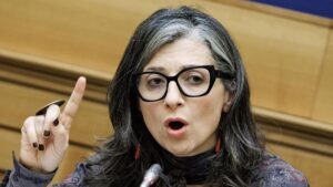 Francesca Albanese | La relatora especial de la ONU advierte de que Israel repite en Líbano e Irán el ‘modus operandi’ que usó para destruir Gaza | elperiodico.com