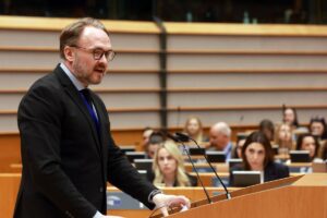 GUERRA EN IRÁN | La guerra en Irán obliga a Bruselas a recuperar el discurso sobre la energía verde | elperiodico.com