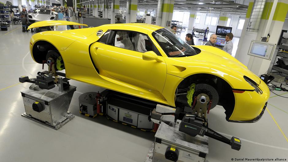Ganancias de Porsche caen más de 90% en un año