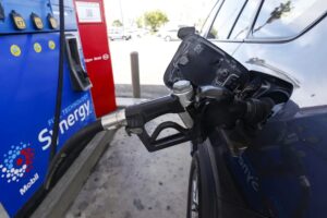 Gasolina en Estados Unidos alcanza los 4 dólares por galón, su precio más alto desde 2022