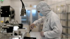 Guerra en Irán pone en riesgo el suministro de helio y chips