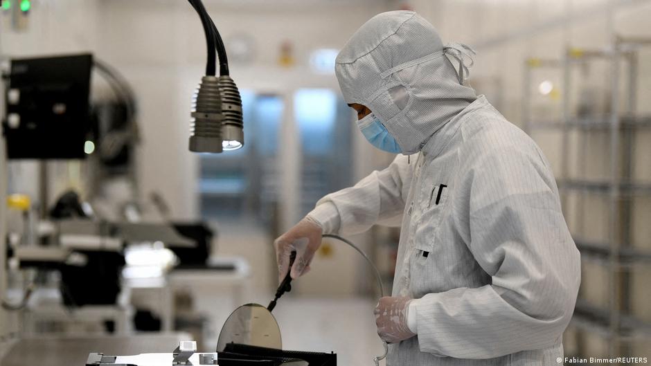 Guerra en Irán pone en riesgo el suministro de helio y chips