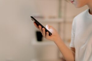 Hace tres meses Australia prohibió las redes sociales a los menores de 16 años. Ya está investigando posibles incumplimientos