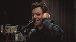 Harry Styles regresa a la música con una fiesta analógica y televisada en Mánchester – AlbertoNews