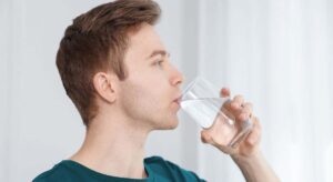Hay que beber agua templada o a temperatura ambiente; fría puede ralentizar la digestión