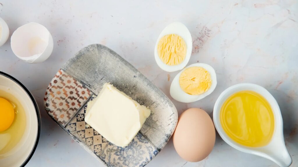 Huevos con 'mantequilla de ajo', una forma diferente y barata de disfrutar de este ingrediente típico en la cocina