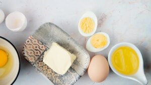 Huevos con ‘mantequilla de ajo’, una forma diferente y barata de disfrutar de este ingrediente típico en la cocina
