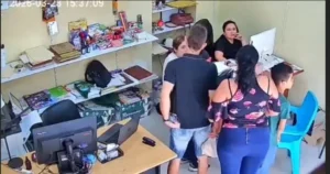 Hurtó celular en un local comercial de San Antonio