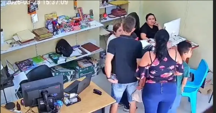 Hurtó celular en un local comercial de San Antonio