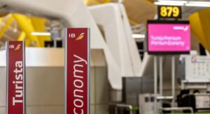 Iberia y los sindicatos cierran el acuerdo sobre el ERE para la salida de 996 personas