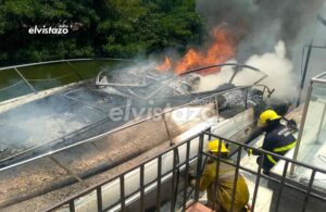 Incendio consumió una lancha en muelle de Lechería