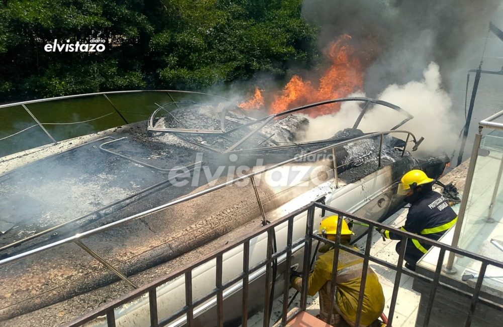 Incendio consumió una lancha en muelle de Lechería
