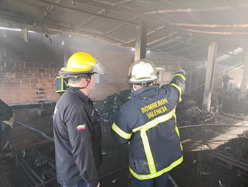 Incendió de empresas Diana consumió depósitos de plásticos y cartón en Valencia