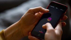 Instagram notificará a padres si sus hijos buscan contenido sobre suicidio o autolesiones
