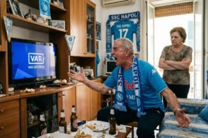 Insultó al VAR mirando un partido, su esposa creyó que era con ella y lo apuñaló