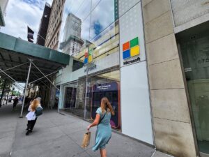 Irán amenaza con atacar instalaciones de casi 20 grandes compañías de EEUU, incluidas Google, Microsoft, Meta y Tesla | europapress.es