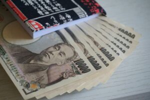 Japón evalúa tomar «medidas decisivas» tras caída del yen a su nivel más bajo desde 2024