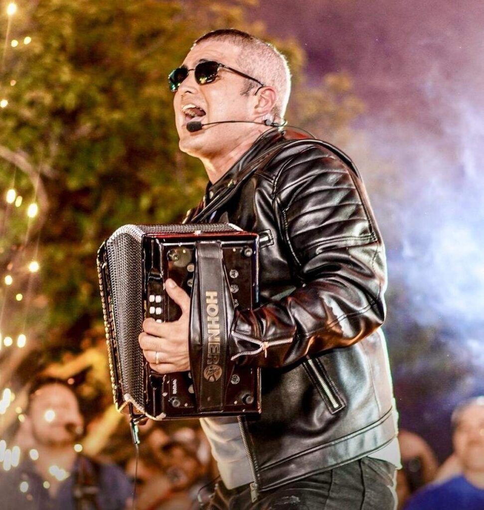 Jhonathan Chávez trae la fiesta a Miami con música típica panameña